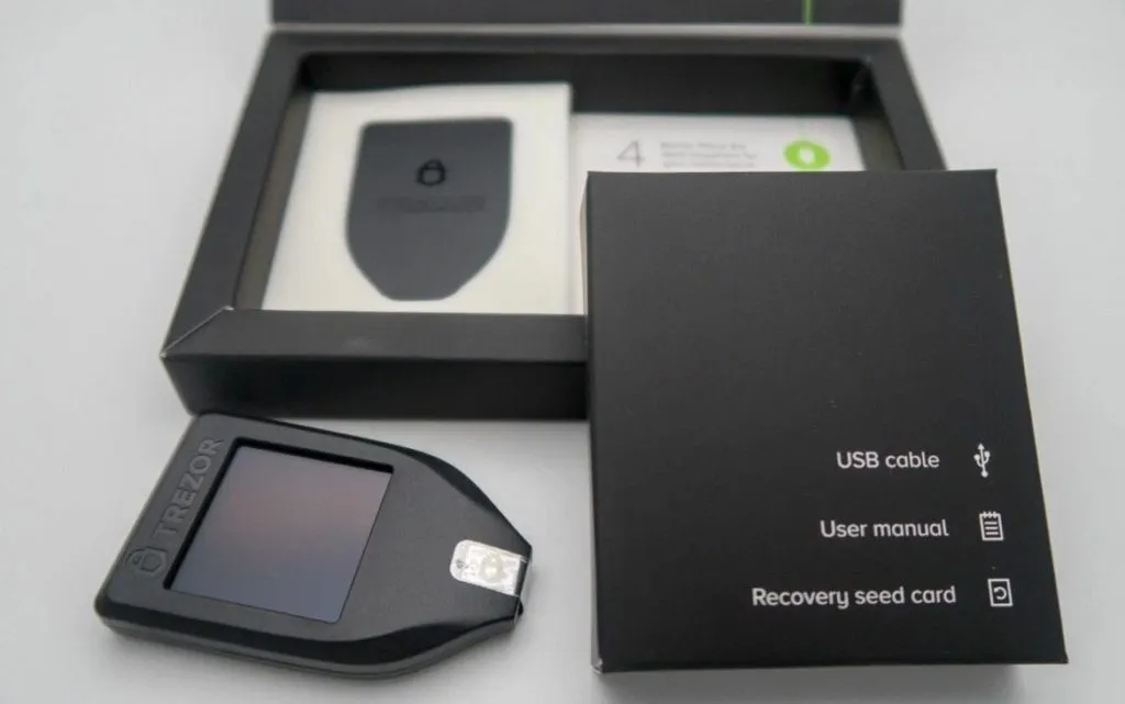 холодный криптокошелек trezor в упаковке